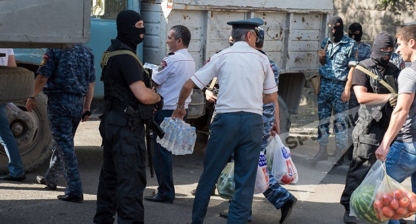 Захваченным в заложники врачам в Ереване отправили еду и медикаменты
